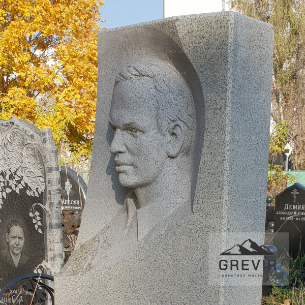 Барельеф из светлого гранита: портрет для мемориала