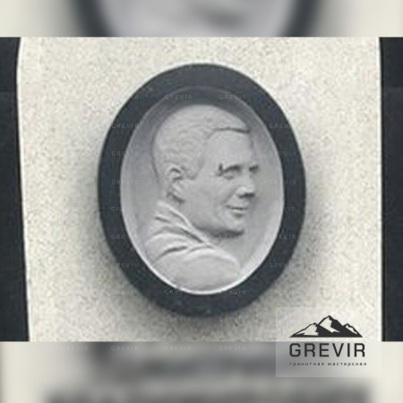 Барельеф человека из черного гранита grab40003