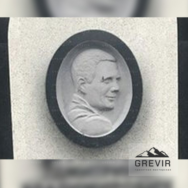Барельеф человека из черного гранита