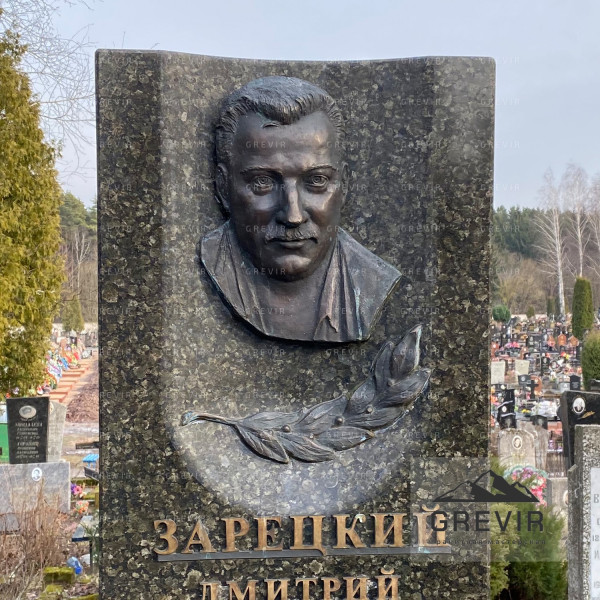 Бронзовый барельеф в нише с гранитом Балтик Грин