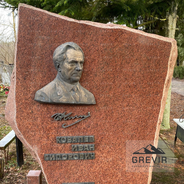 Бронзовый барельеф на памятнике из лезников