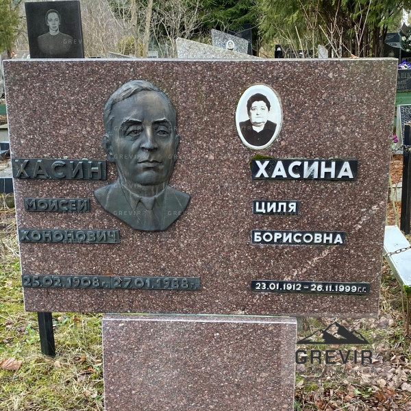 Бронзовый барельеф на Токовском граните