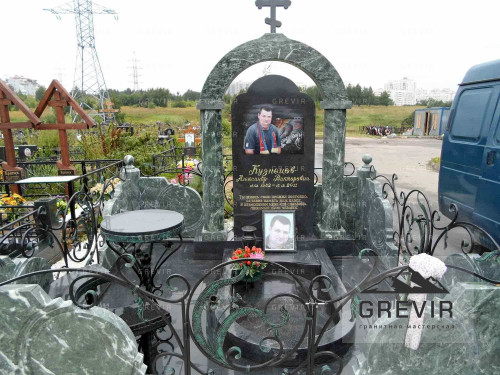 Прямой памятник на могилу из змеевика