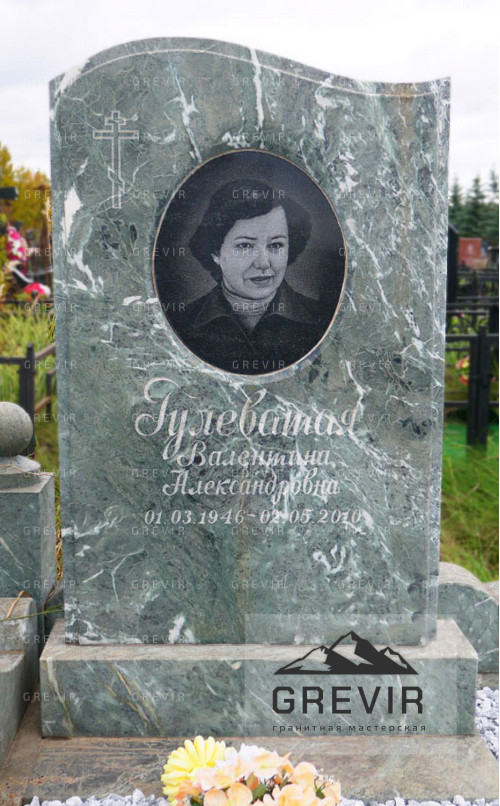 Памятник из змеевика с плиткой