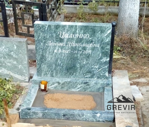 Памятник с черным крестом из змеевика