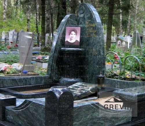 Классический памятник на могилу из змеевика