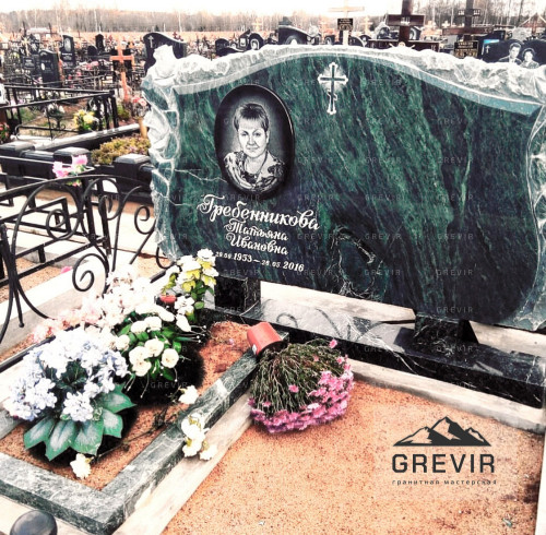 Памятник с розами из зеленого гранита змеевик