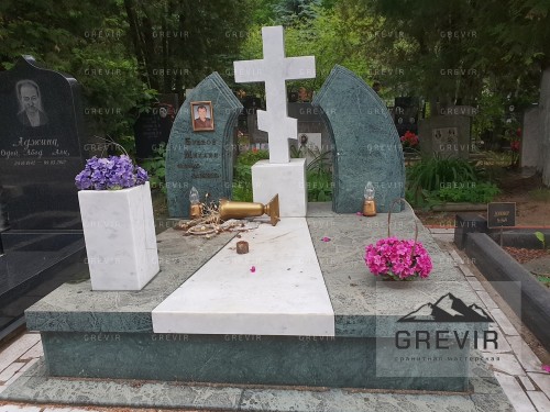 Надгробие с черным крестом и прямым памятником из змеевика