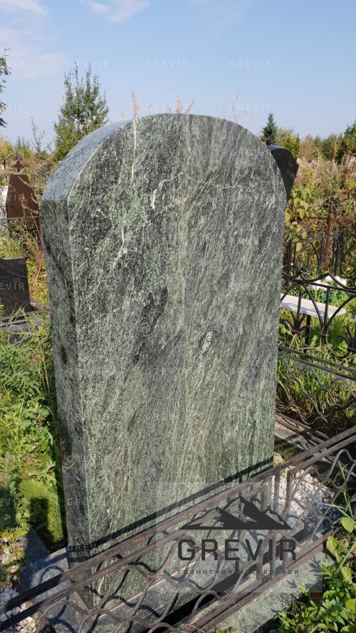 Резной памятник на могилу из змеевика