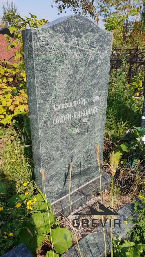 Черный памятник на могилу с зеленой вставкой из змеевика