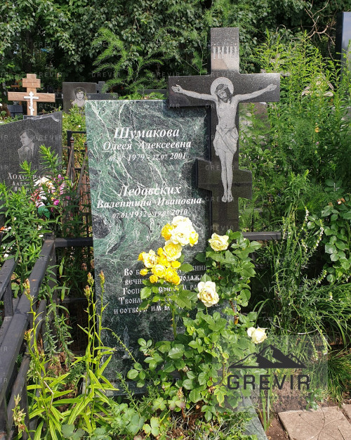 Полукруглый памятник на могилу из змеевика