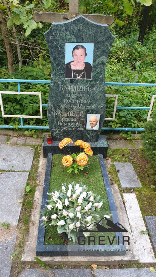 Горизонтальный памятник на могилу из змеевика