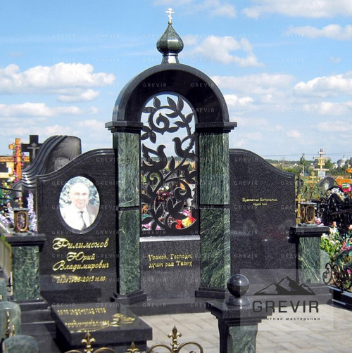 Памятник с прямоугольной вставкой из змеевика