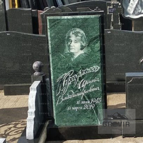 Памятник на красивой тумбе из змеевика