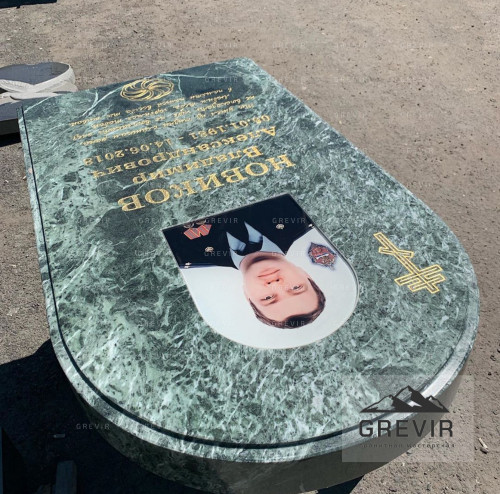 Образец гранита змеевик зеленого цвета
