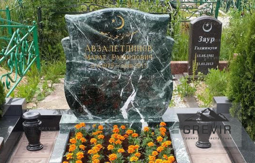 Комплекс из змеевика с белой оградой 