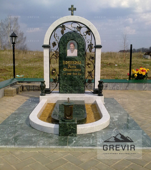 Два разных памятника из змеевика