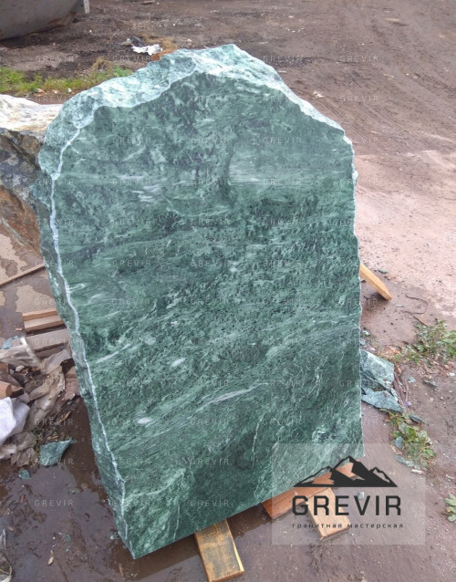 Семейный памятник на четырех человек из змеевика