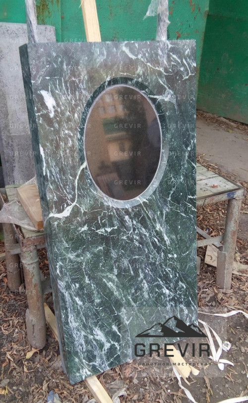 Памятник дерево из змеевика