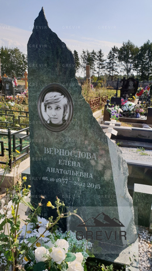 Двойной мусульманский памятник с зеленым и черным гранитом