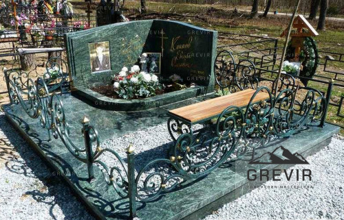 Надгробный памятник  из гранита змеевик с деревом и крестом
