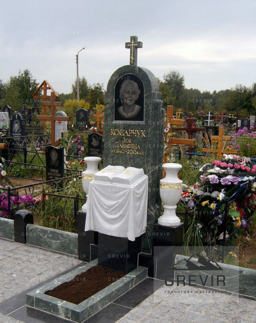 Памятник волна  из гранита змеевик 