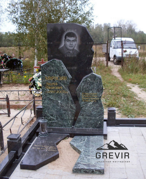 Двойной угловой комплекс  из гранита змеевик 