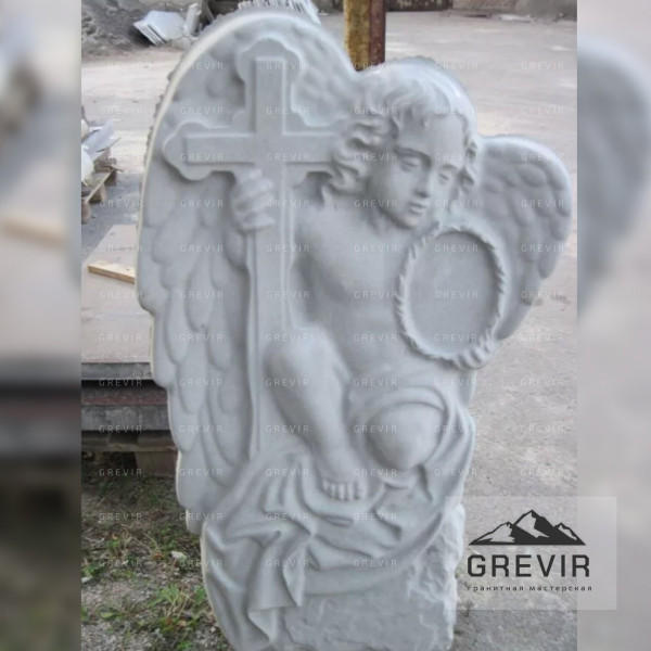 Мраморный памятник ангела с барельефом