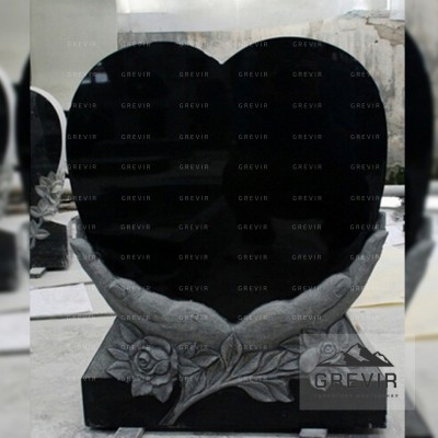 Памятник из гранита в виде сердца в руках gr679
