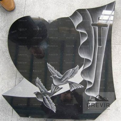 Памятник из гранита с гравировкой голубей и сердцем gr692