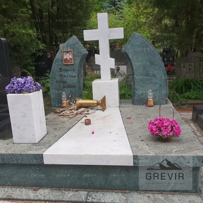 Надгробный комплекс из белого и зеленого гранита с крестом gr835