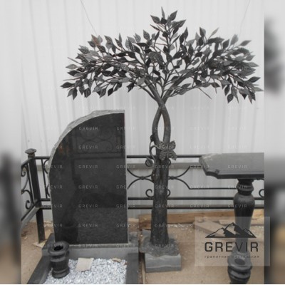 Памятник на кладбище с кованым деревом k30002