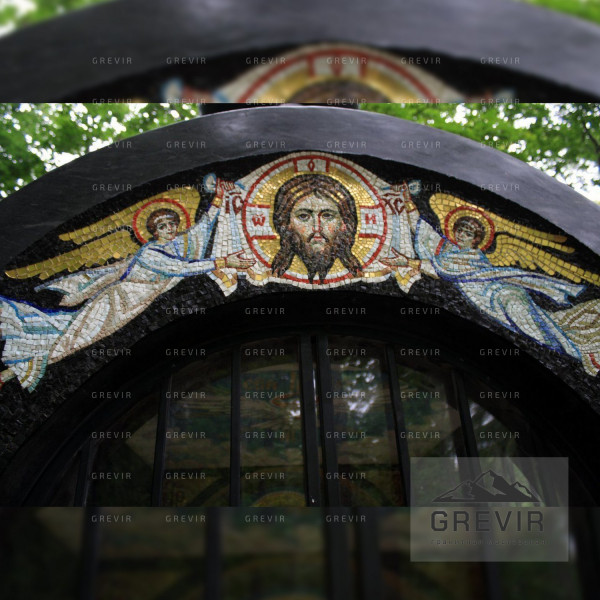 Мемориальный памятник с мозаикой Иисуса Христа и ангелов