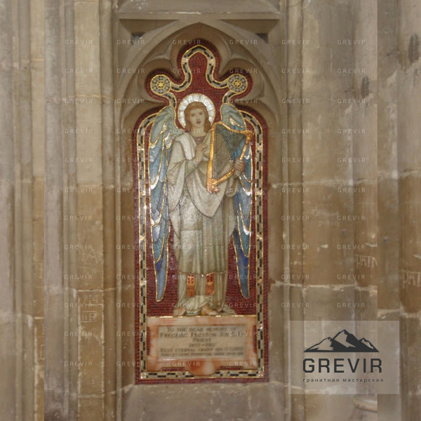 Мемориальный памятник ангелу с арфой и мозаикой
