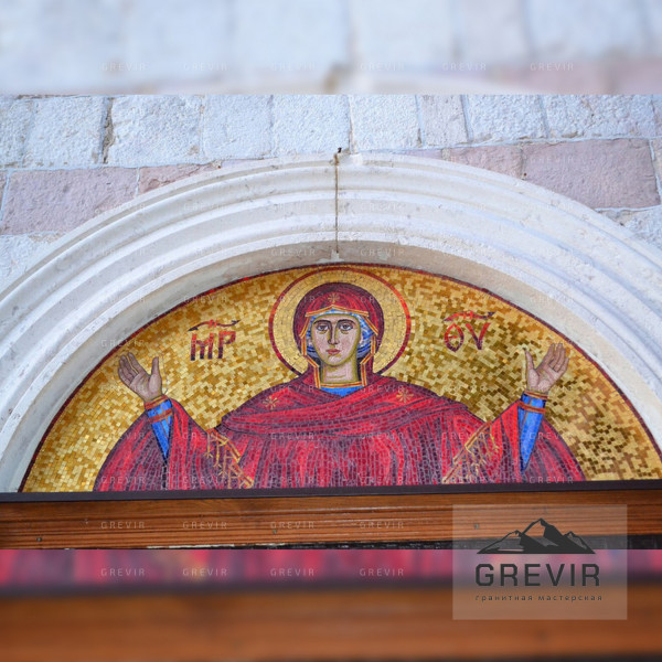 Мозаичный памятник Богородицы: Икона в камне для вечной памяти