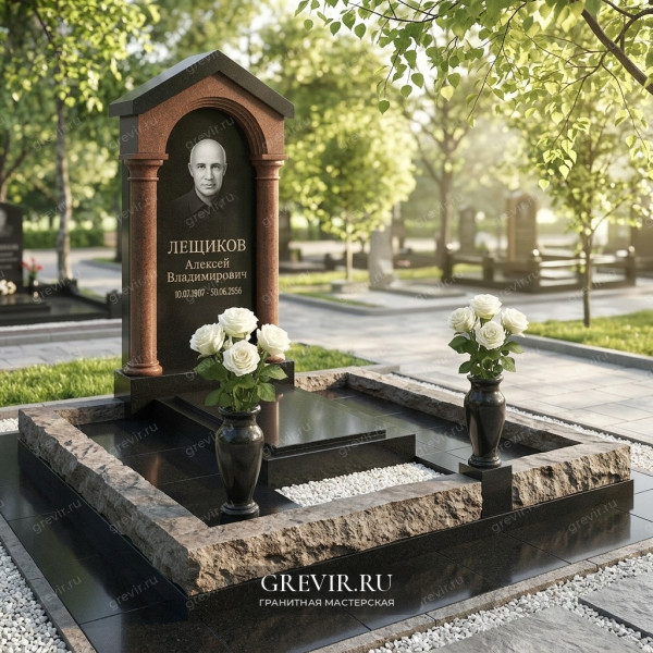Памятник с колоннами