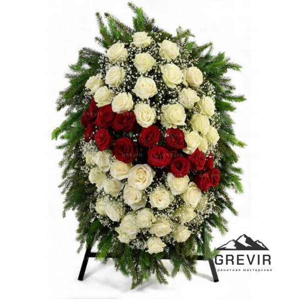 Венок из живых роз и хвои для торжественных случаев