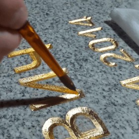 Покрытие букв сусальным золотом