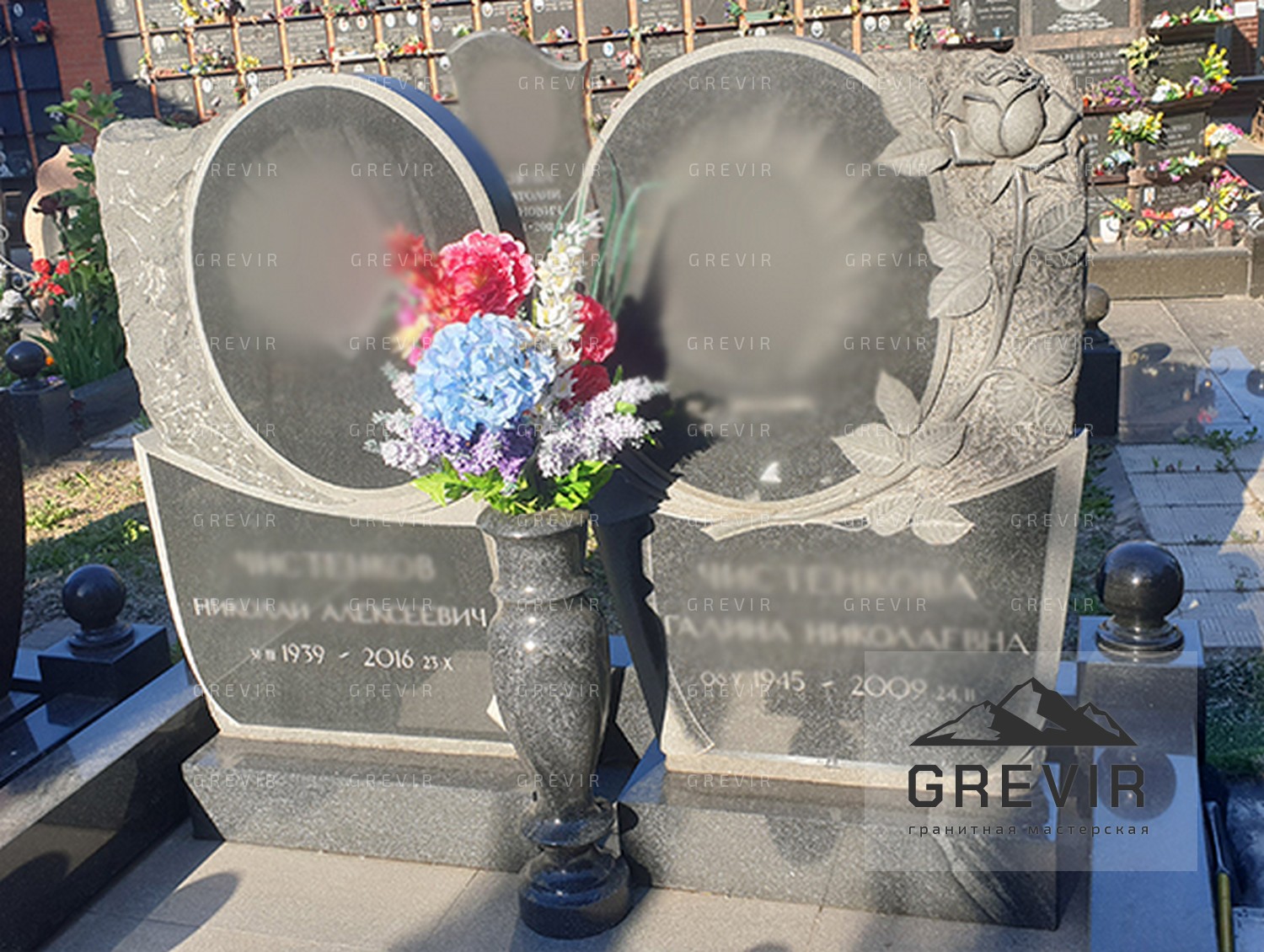 фотография двух памятников из гранита на кладбище