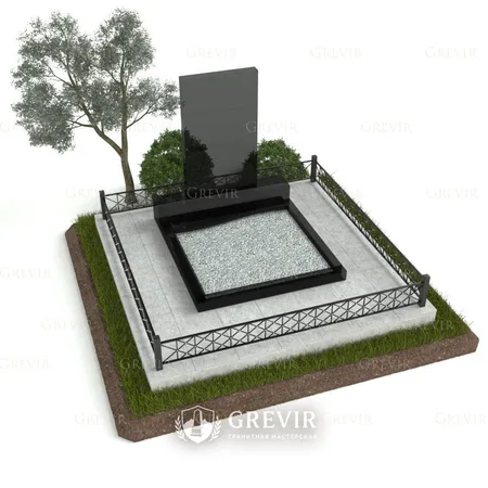 Мемориальный комплекс с черным гранитным памятником и бетонным цоколем