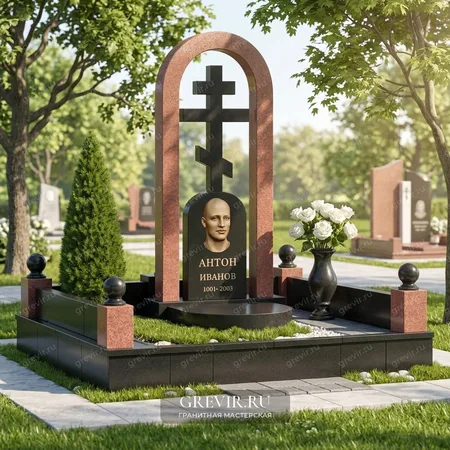 Мемориальный комплекс с крестом и аркой из красного гранита