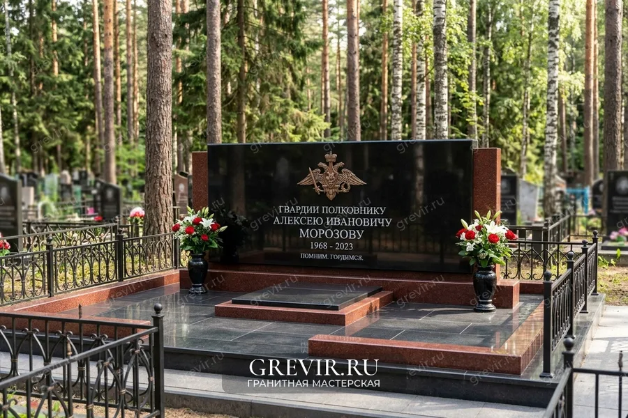 «Не профессия, а судьба». Почему памятники кадровым офицерам и генералам делают из красного гранита.