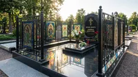 Ограда с витражом